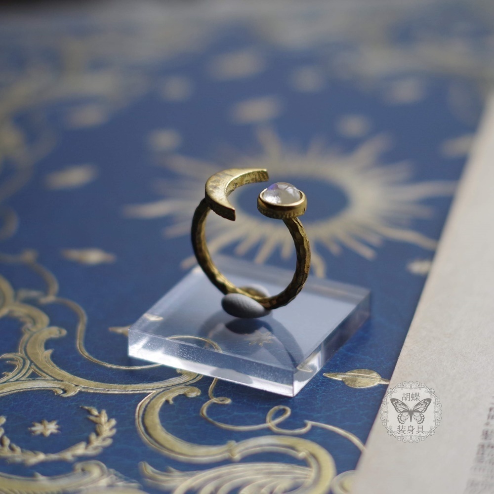 レインボームーンストーンの三日月リング