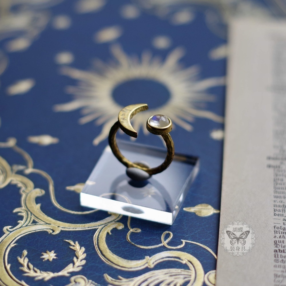 レインボームーンストーンの三日月リング