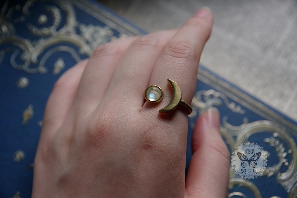 レインボームーンストーンの三日月リング