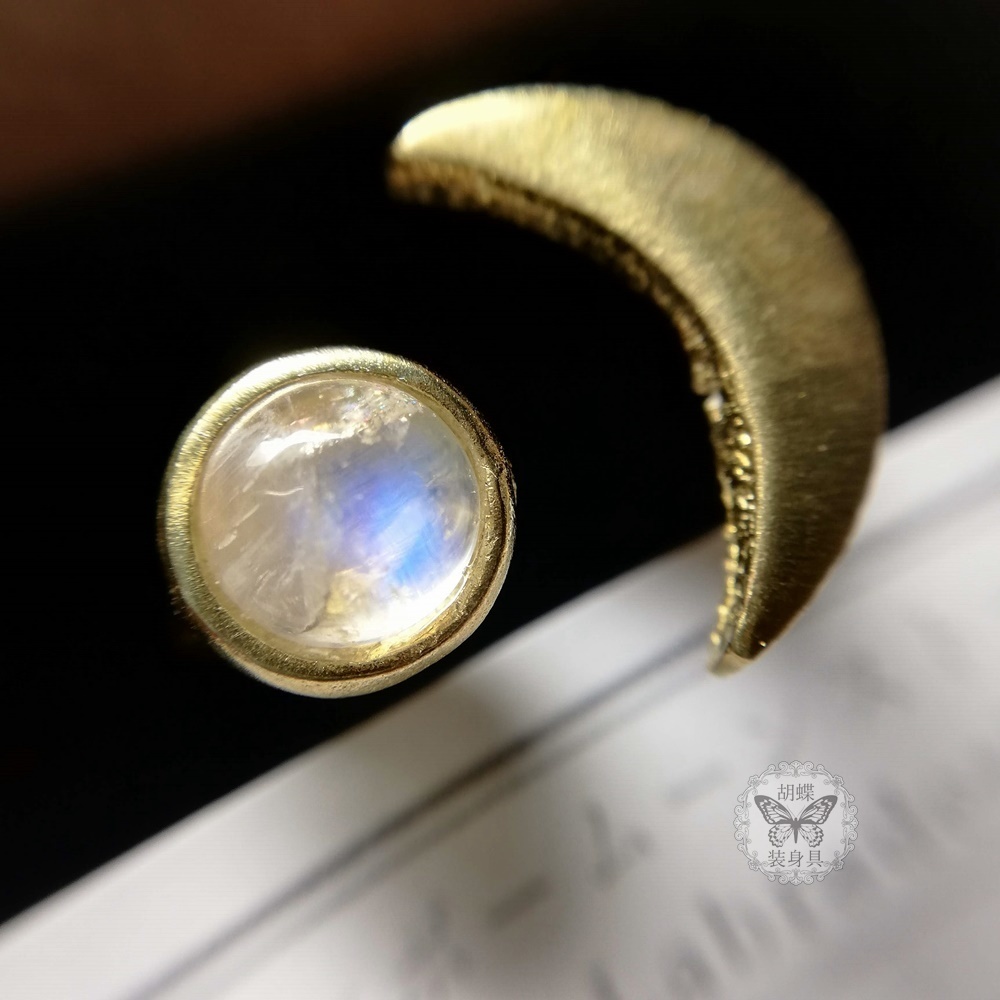 レインボームーンストーンの三日月リング