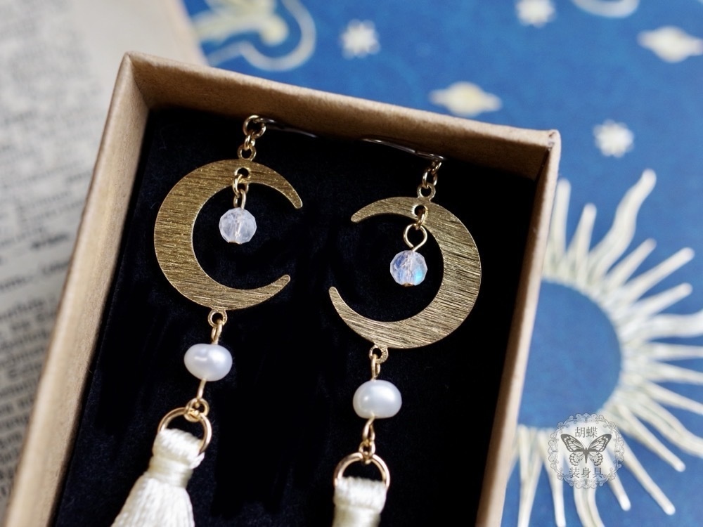 レインボームーンストーンの三日月ピアス