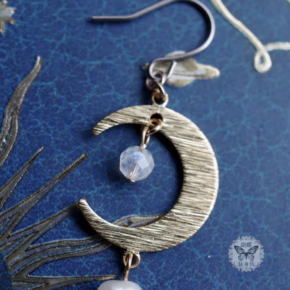 レインボームーンストーンの三日月ピアス