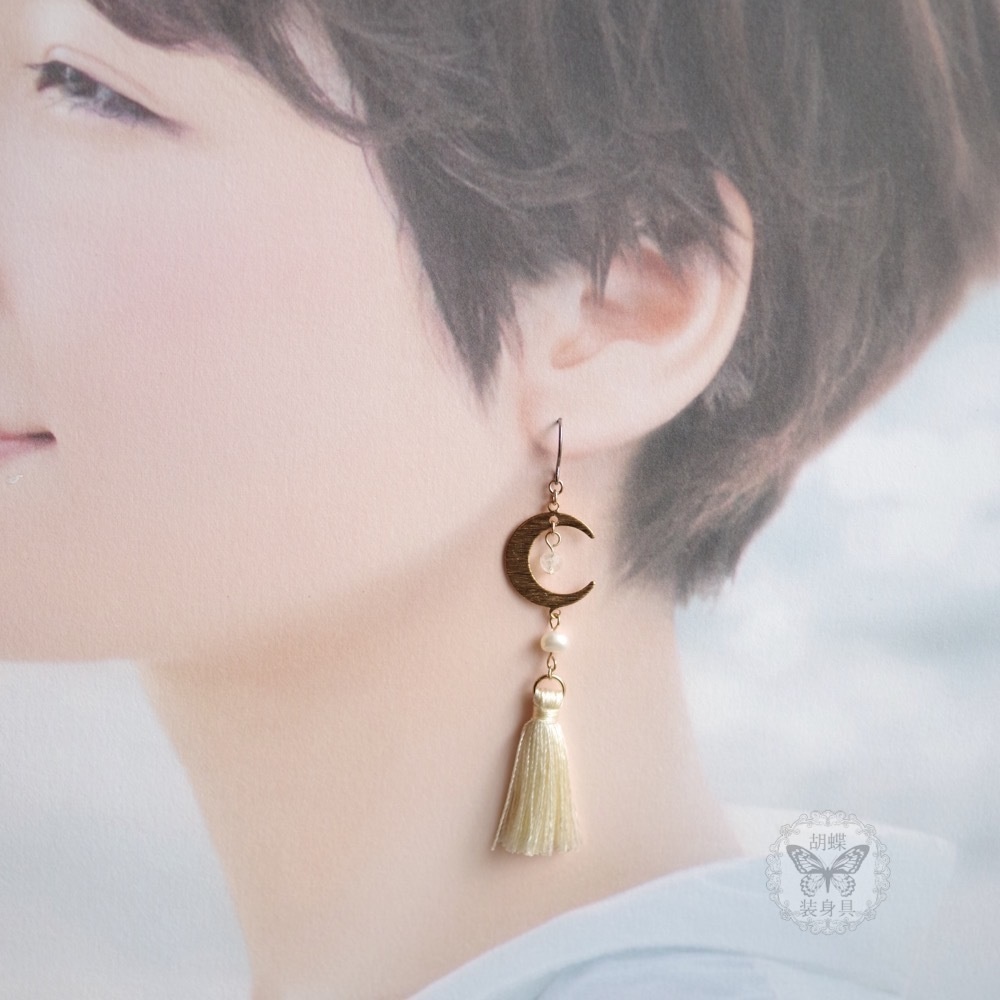 レインボームーンストーンの三日月ピアス