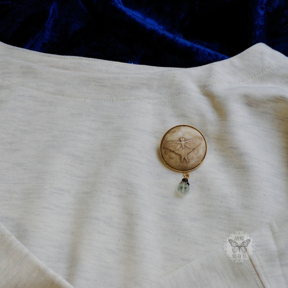 オオミズアオと月のブローチ