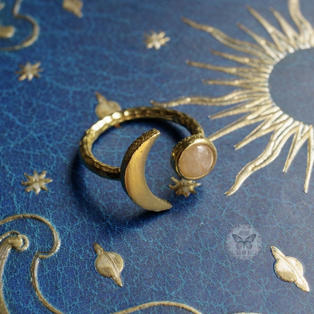 モルガナイトの三日月リング