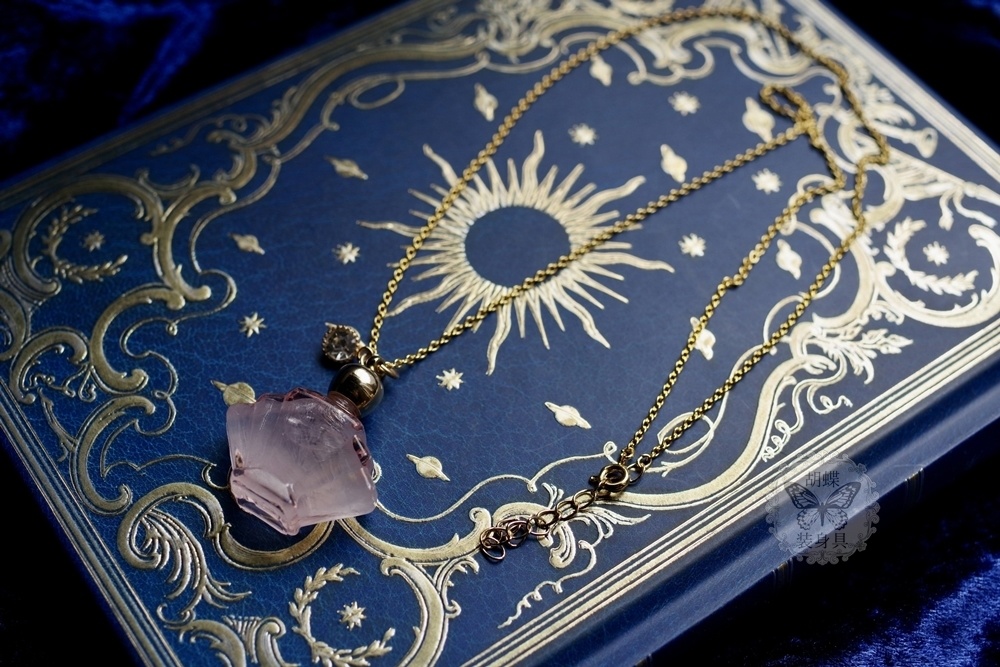 『流氷の囁き モルガナイト色』アンタークチサイトもどきのネックレス