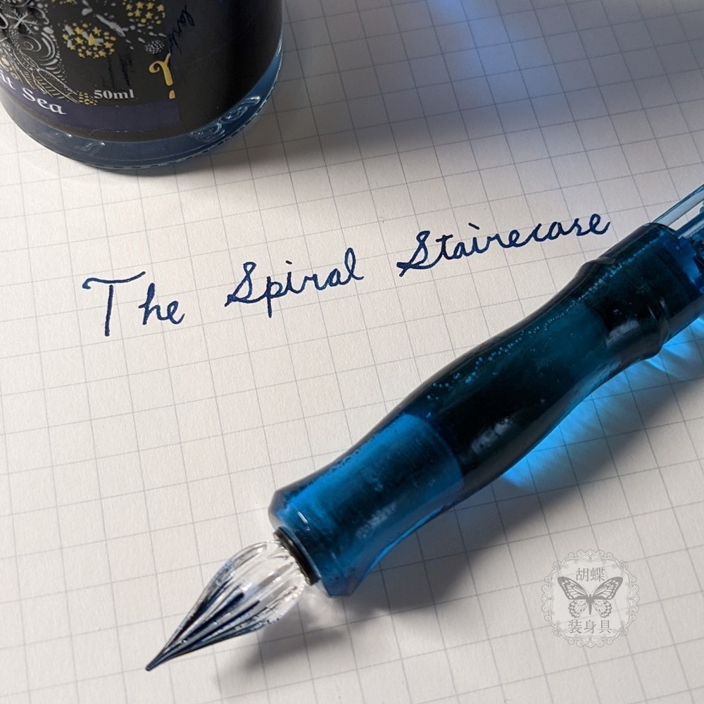 螺旋階段のガラスペン軸