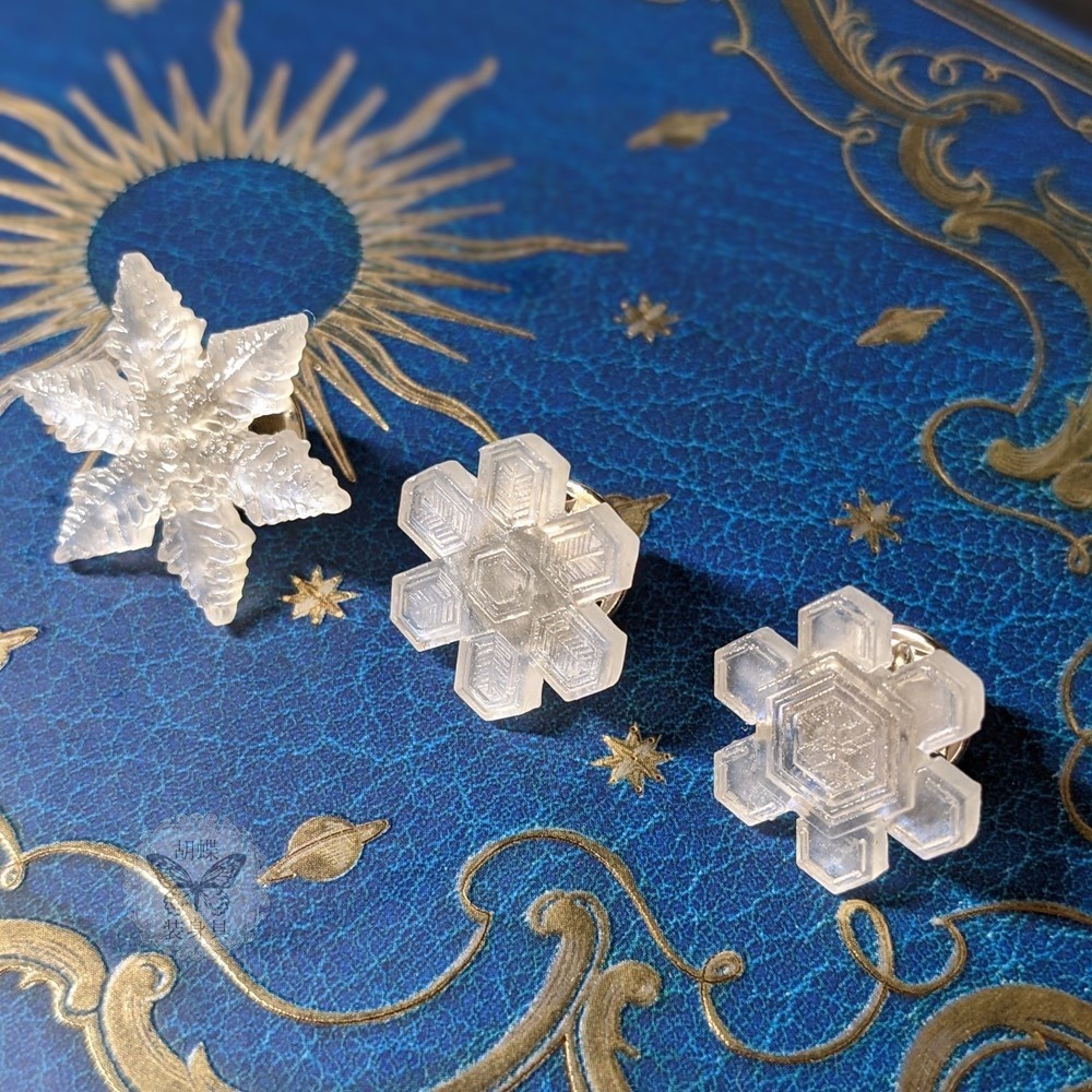 雪の結晶のピンブローチ