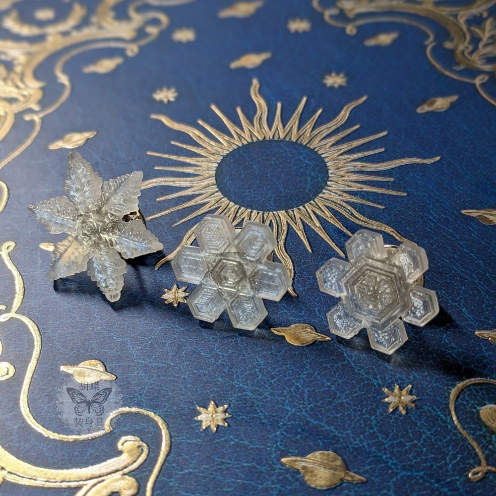 雪の結晶のピンブローチ