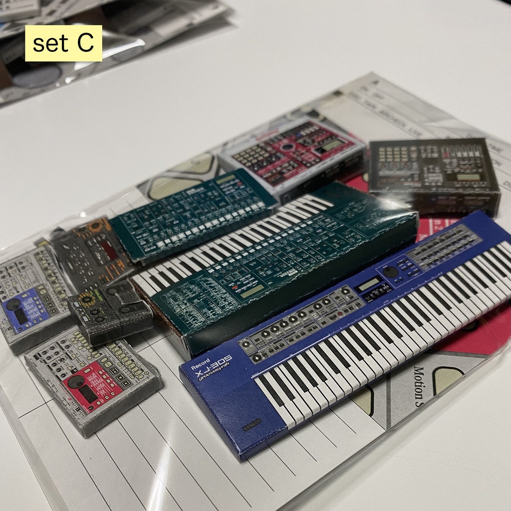 完成品 1/12スケール 音楽機材ペーパークラフト