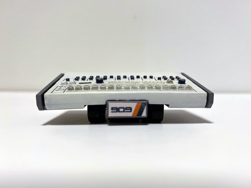 リズムが走る♪ ドンチキマシン 909 (白)