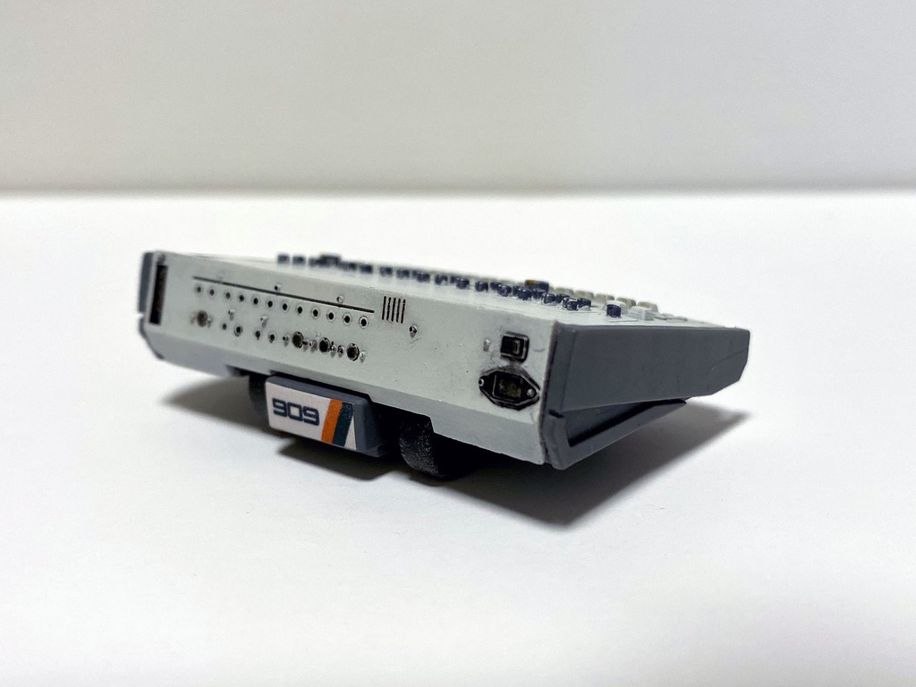 リズムが走る♪ ドンチキマシン 909 (白)