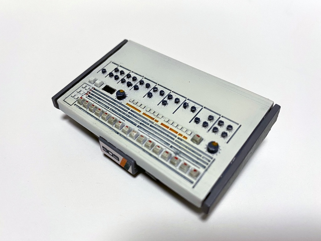 リズムが走る♪ ドンチキマシン 909 (白)