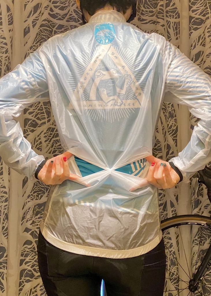 超軽量コンパクトウインドブレーカー