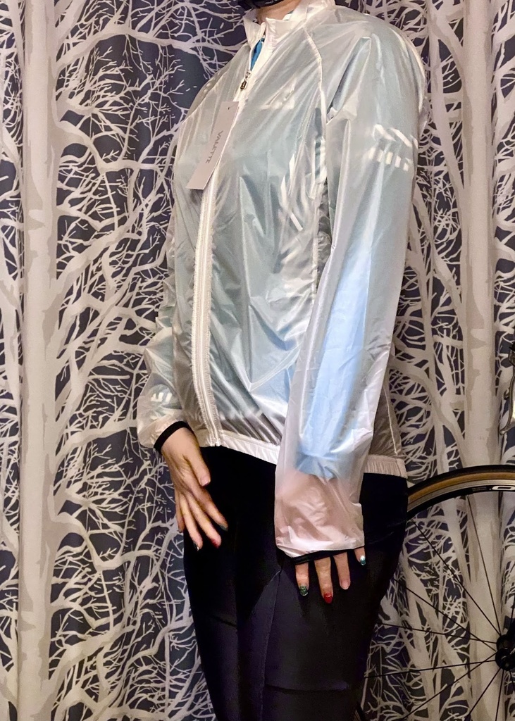 超軽量コンパクトウインドブレーカー