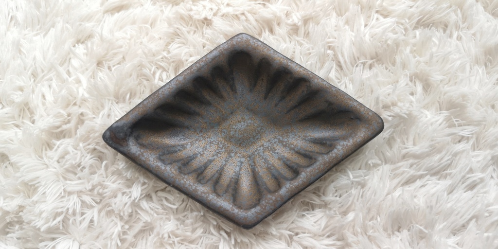 ひし形デザイン小皿【鉛】：醤油さしにも小物入れにも◎！
