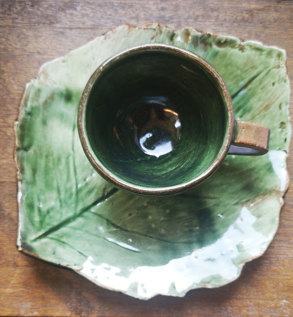 葉っぱのお皿とコーヒーカップ