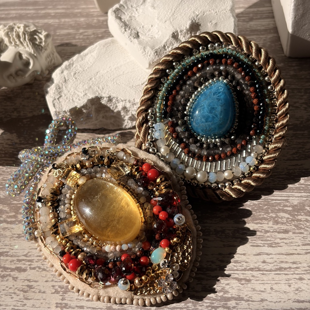 宝石盛り盛り悪食王ライオスand側近カブルー概念ピンズブローチ