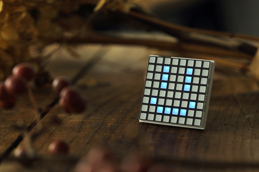 Hicarix Badge (BLUE) - アプリで個性を表現するLEDバッジ