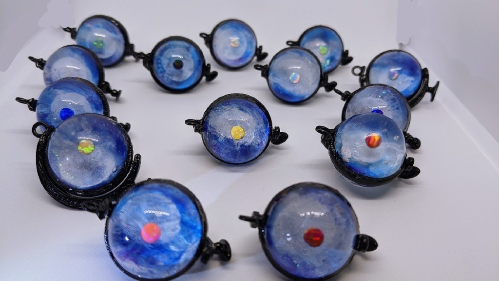 【頭割り3】14人委員会イメージ 天球儀型チャーム