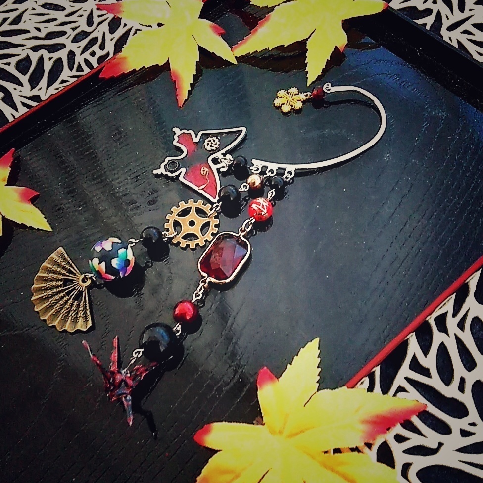 いろはにほへと　折り鶴　レジン　和風×洋風 個性的 蝶々の歯車イヤーフック  赤 黒　34