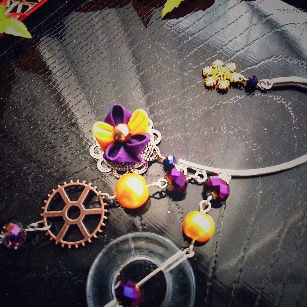 和風 ストライプ柄折り鶴イヤーフック 個性的 つまみ細工 紫 黄色 23