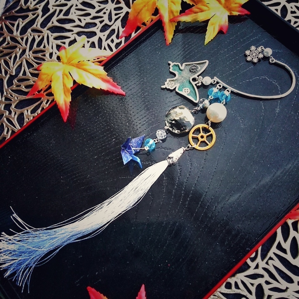 レジン 蝶々 和風 洋風 個性的 歯車イヤーフック 折り鶴つき 染め ロングタッセル 水色 シルバー 65 くらつや Booth