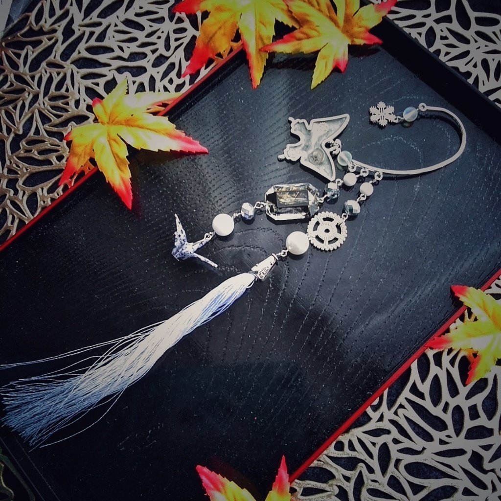 和風 競馬 個性的 レジン 蝶々の歯車イヤーフック 折り鶴つき 染め ロングタッセル シルバー 71 くらつや Booth