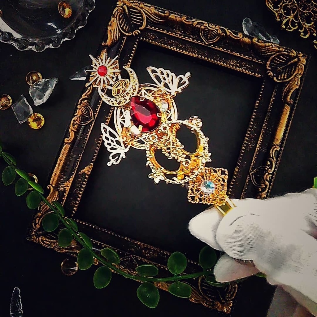 魔法 ブローチ レッド 精霊魔法の紋章ブローチ 月 蝶々 赤 ファンタジー 51