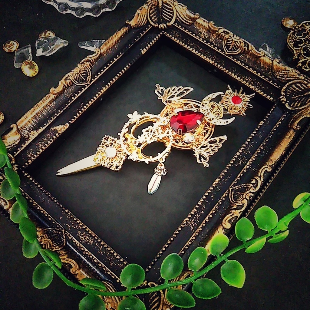 魔法 ブローチ レッド 精霊魔法の紋章ブローチ 月 蝶々 赤 ファンタジー 51