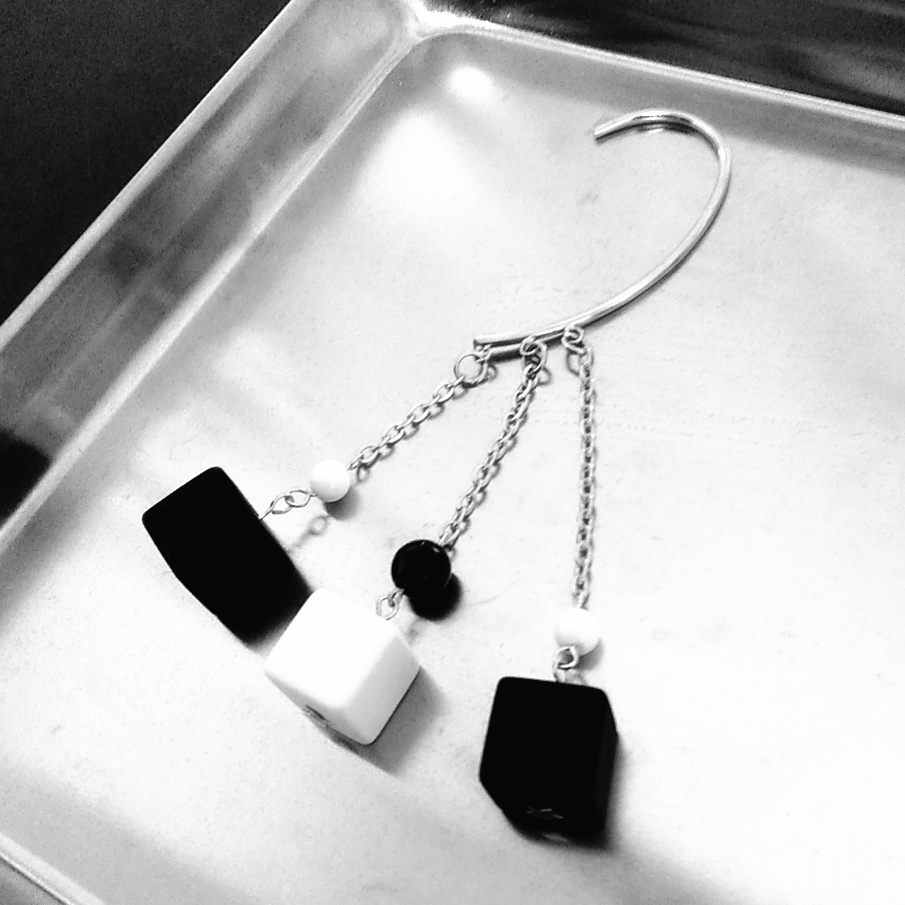 モノトーンなキューブのイヤーフック　個性派サブカル　73