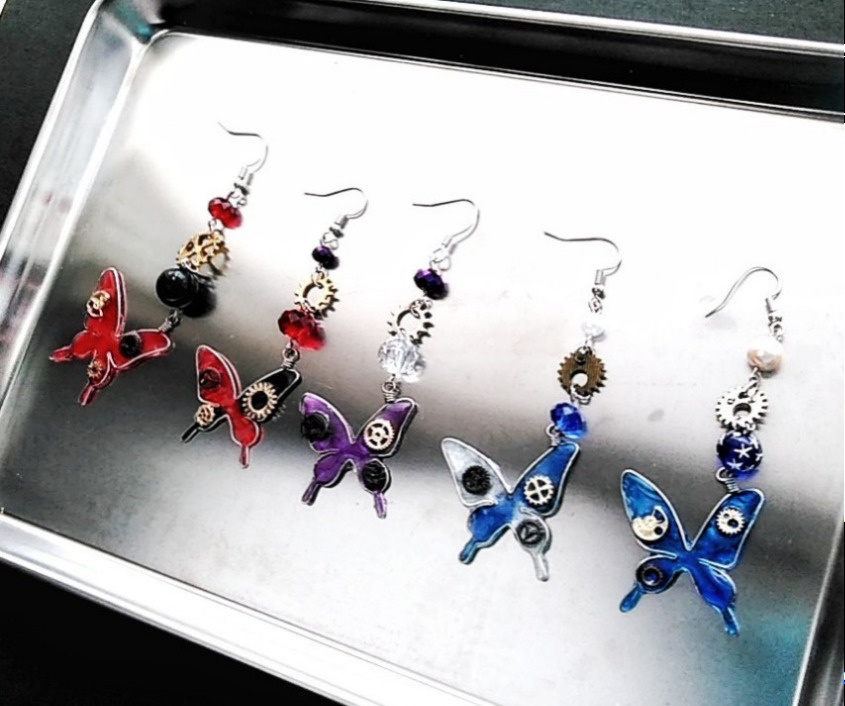 レジン 蝶々と歯車のワイヤーピアス 片耳 イヤリング交換可能 紫 114