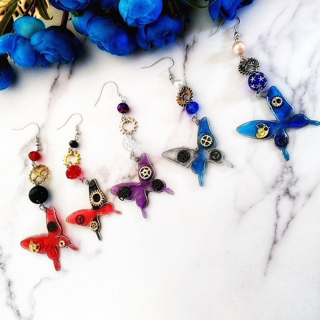 レジン 蝶々と歯車のワイヤーピアス 片耳 イヤリング交換可能 紫 114