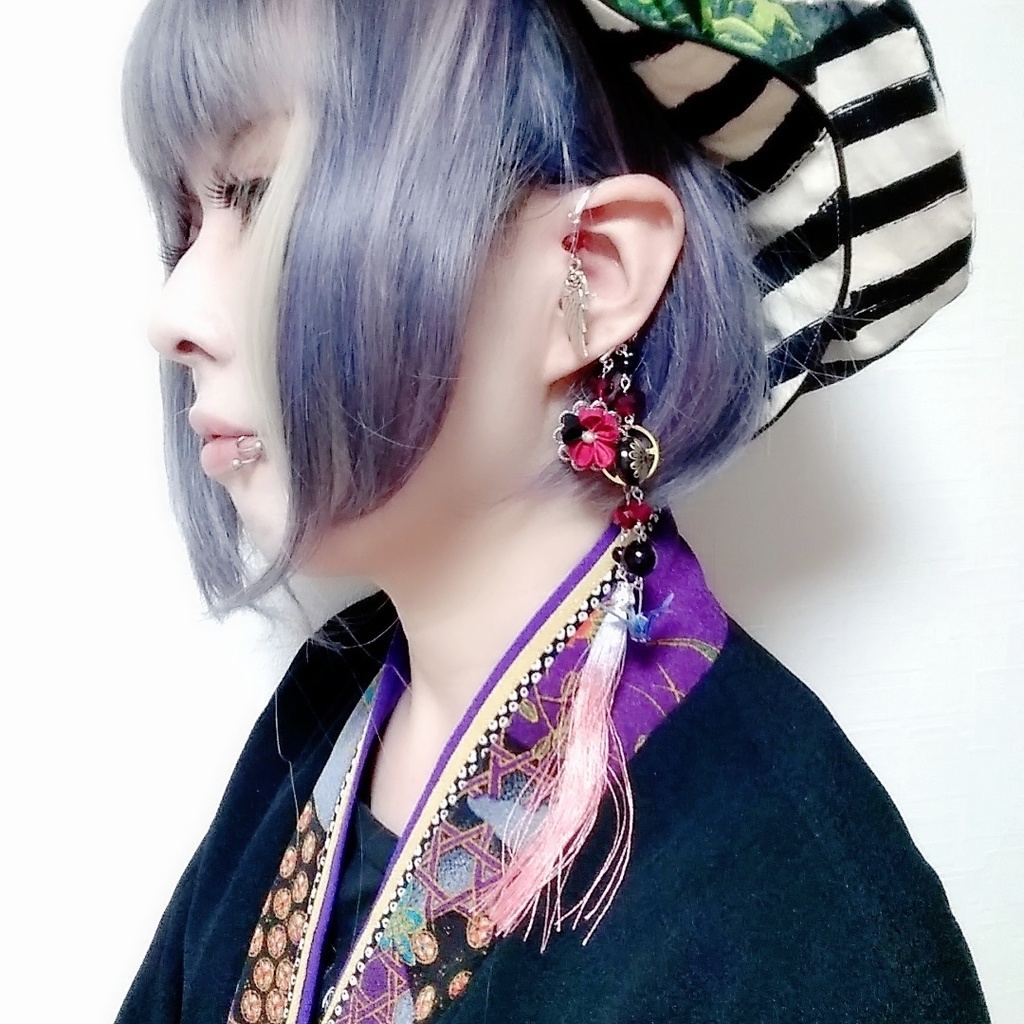 つまみ細工 折り鶴 タッセル 歯車の個性的なイヤーフック 和風 赤 黒 122 くらつや Booth