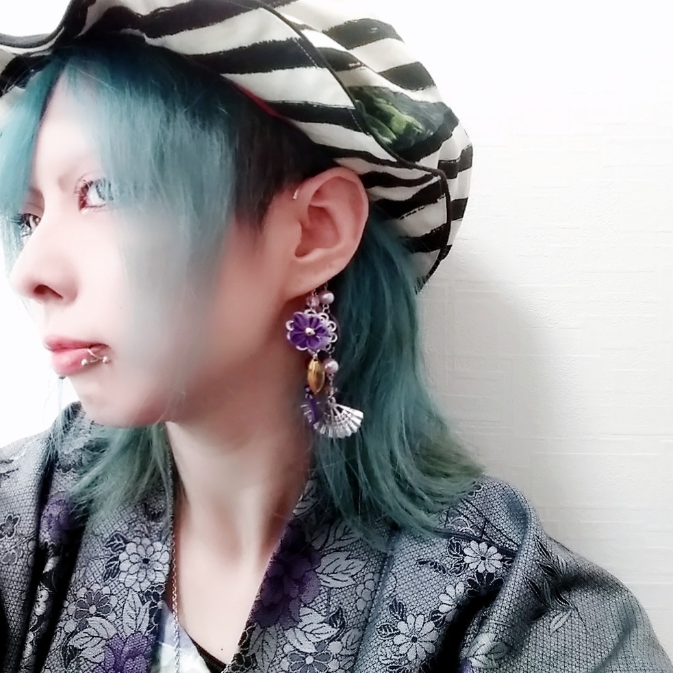 扇子 紫 シック 和風 つまみ細工 洋風歯車 個性派 イヤーフック 236