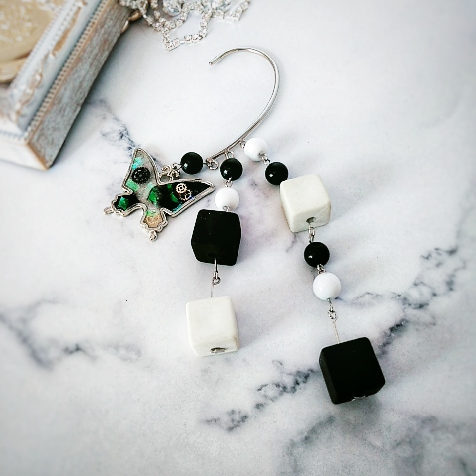 モノトーン キューブ レジン 蝶々 個性派イヤーフック 白 黒 248