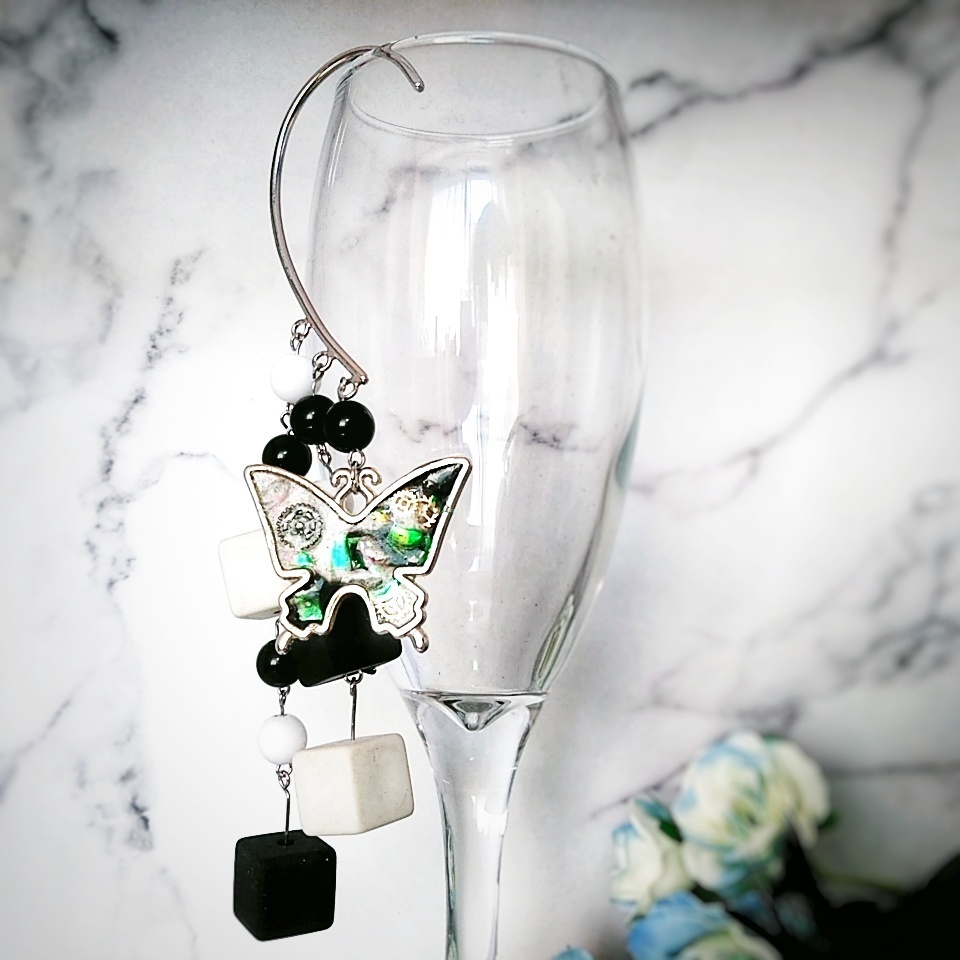 モノトーン キューブ レジン 蝶々 個性派イヤーフック 白 黒 248