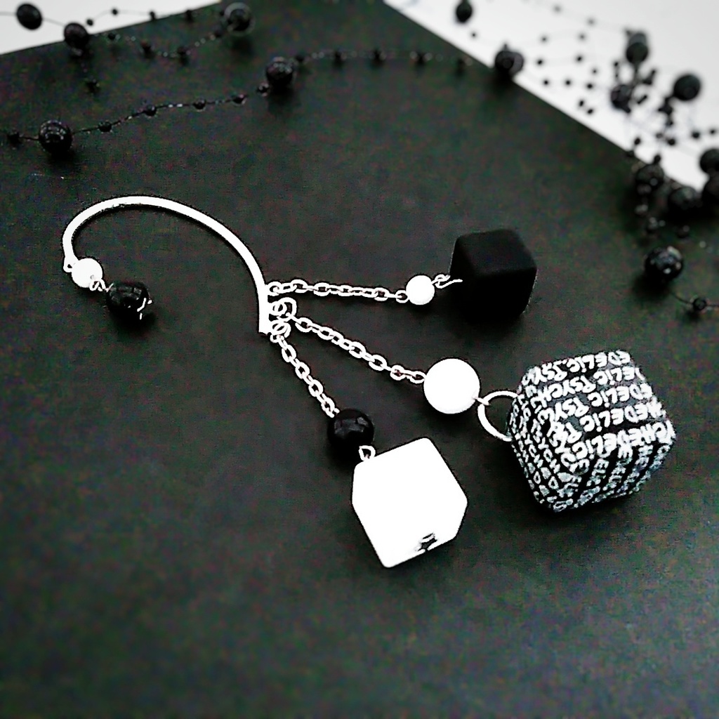 254　個性派ゴロゴロキューブのイヤーフック　白×黒　英字