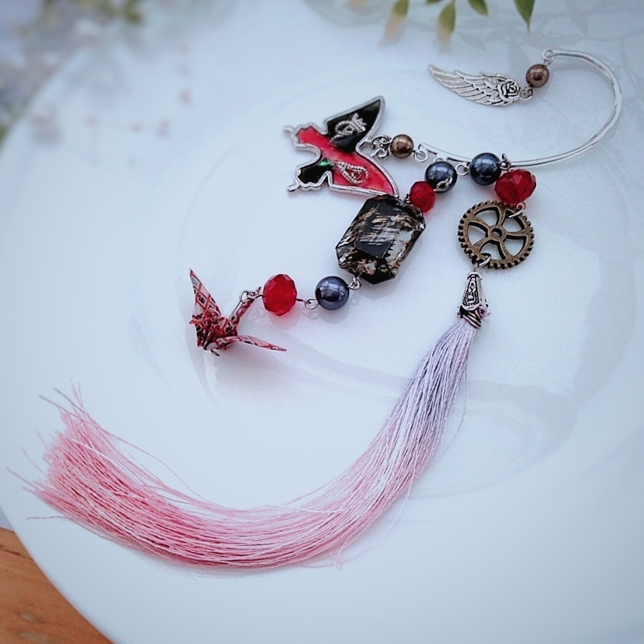 麻雀 レジン蝶々と歯車イヤーフック 和風 個性 スチームパンク レッド✕ブラック タッセル 324