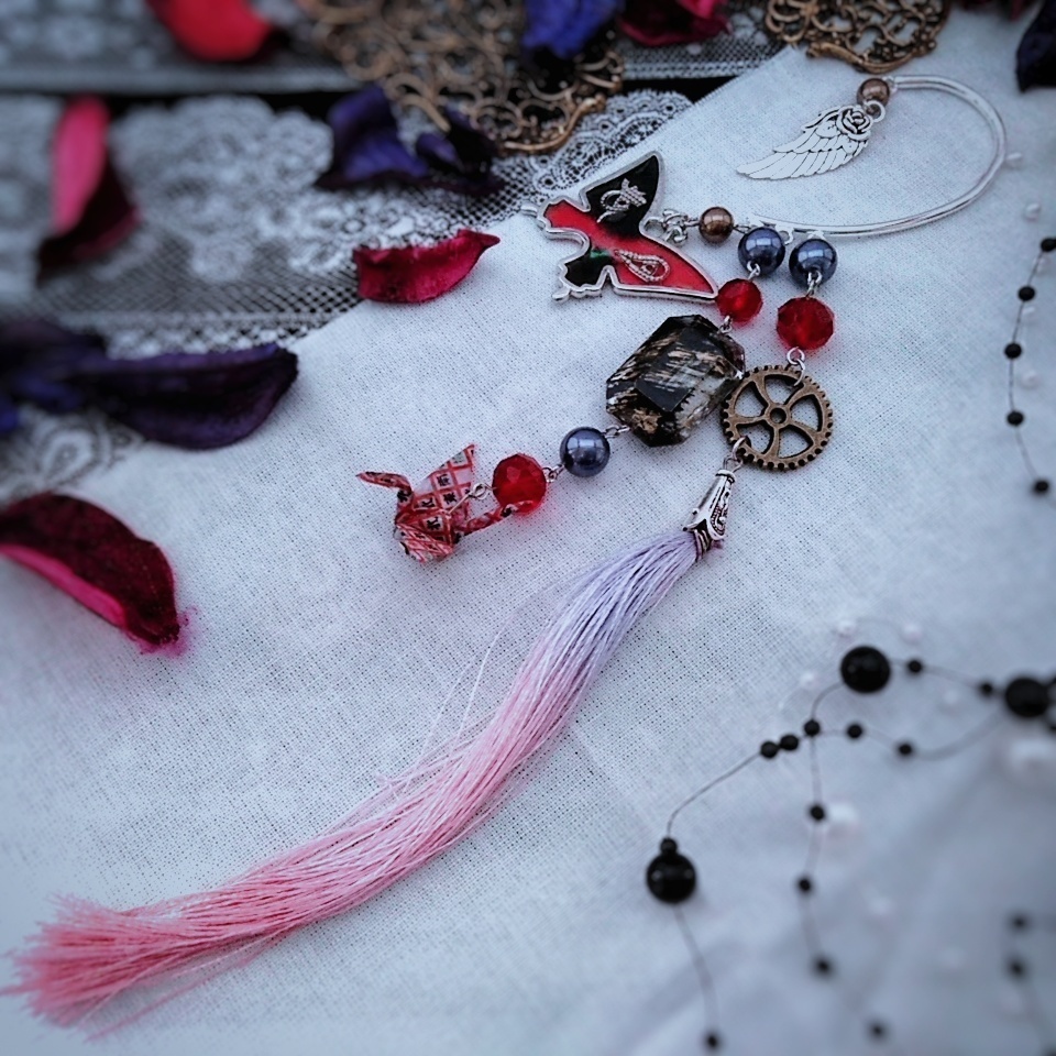 麻雀　レジン蝶々と歯車イヤーフック　和風　個性　スチームパンク　レッド✕ブラック　タッセル　324