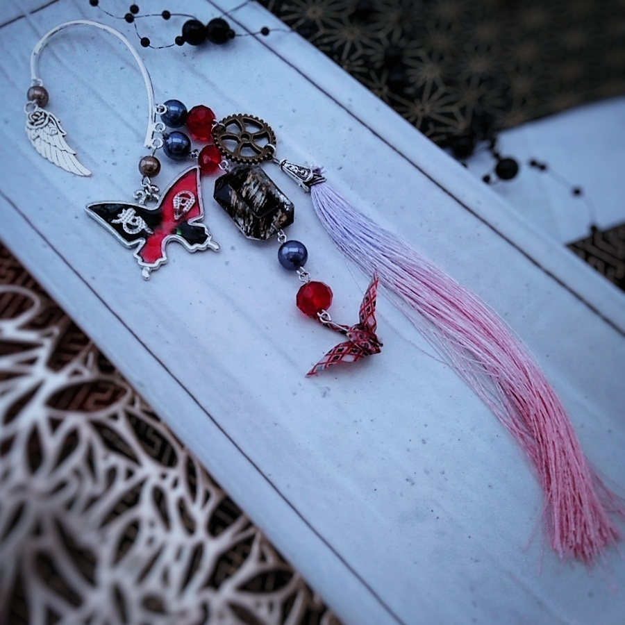 麻雀 レジン蝶々と歯車イヤーフック 和風 個性 スチームパンク レッド✕ブラック タッセル 324