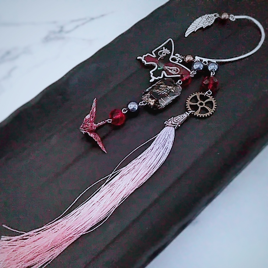 麻雀 レジン蝶々と歯車イヤーフック 和風 個性 スチームパンク レッド✕ブラック タッセル 324
