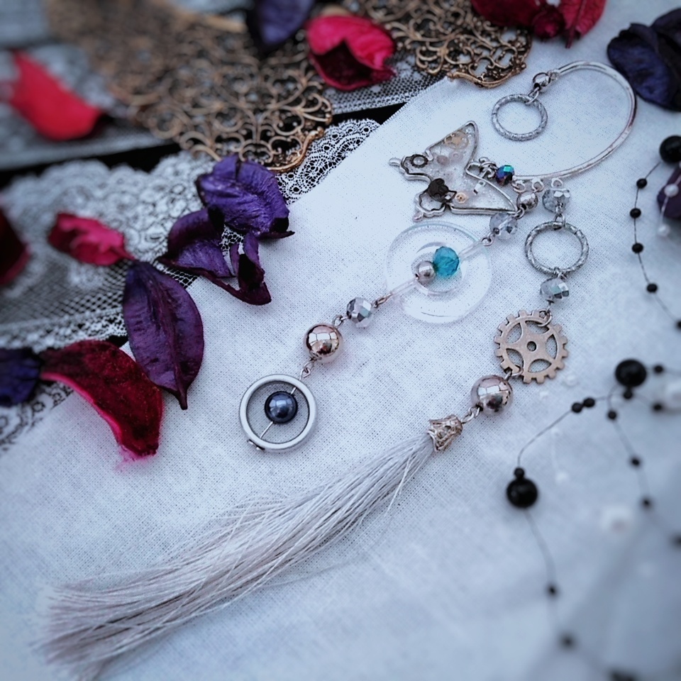 レジン蝶々と歯車イヤーフック 和風 個性 スチームパンク クリア シルバー タッセル 326