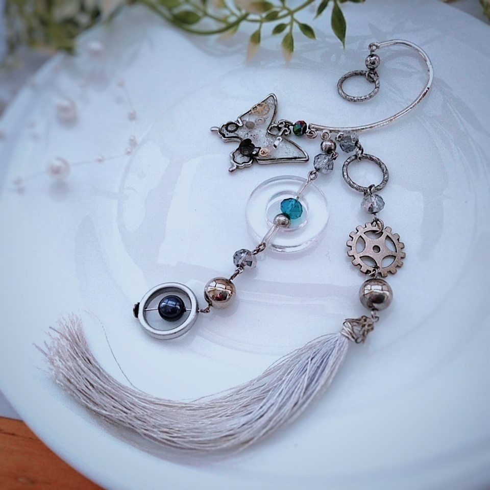 レジン蝶々と歯車イヤーフック 和風 個性 スチームパンク クリア シルバー タッセル 326