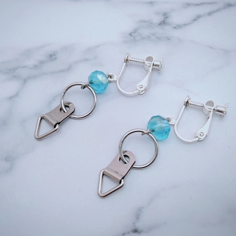 工具 三角吊り金具のイヤリング ミニサイズ 水色 写真立ての裏 個性 人気商品 335