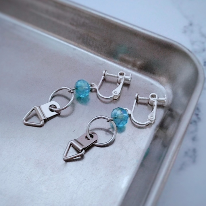 工具 三角吊り金具のイヤリング ミニサイズ 水色 写真立ての裏 個性 人気商品 335