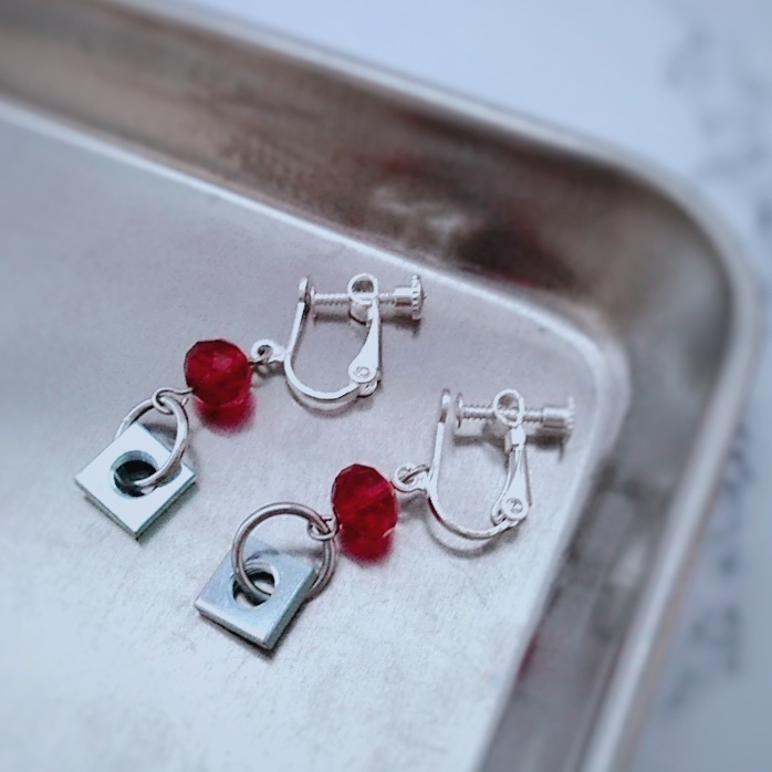 四角いナットのイヤリング 工具 ミニサイズ ユーモア 個性 かっこいい レッド 売れ筋商品!人気 337