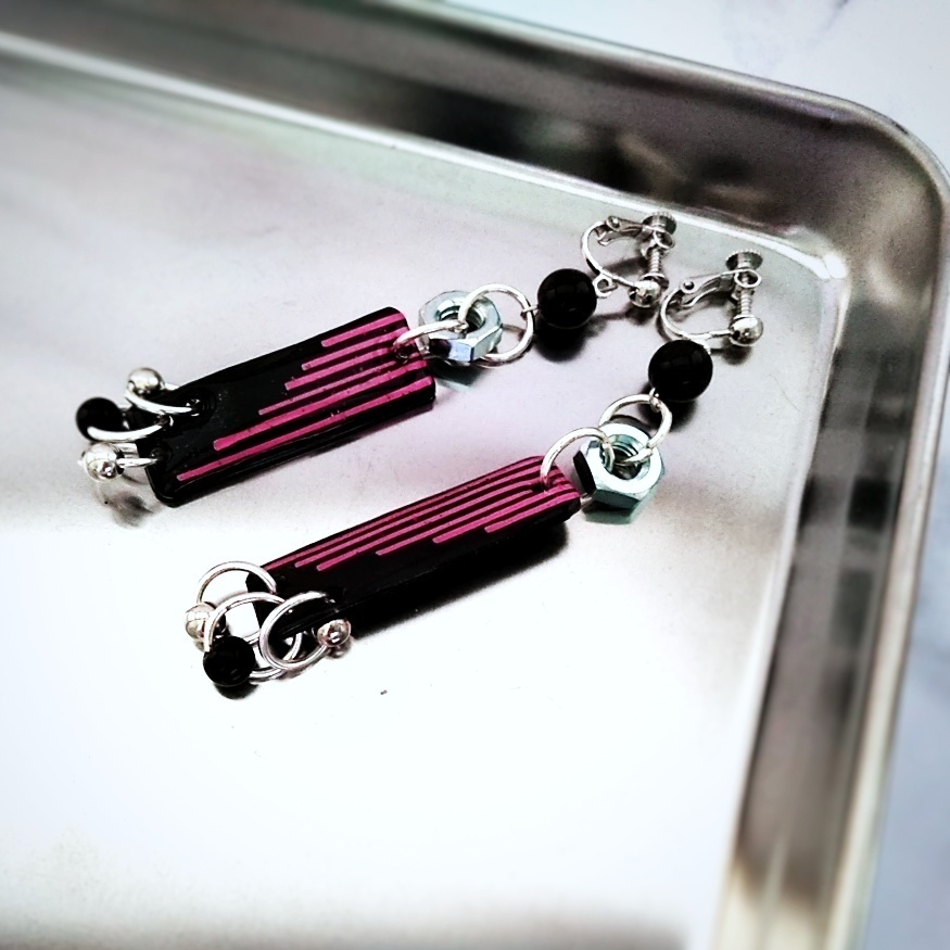 ストライプな個性派イヤリング サブカル 地雷系 プラバン レジン メンヘラ ピンク 378