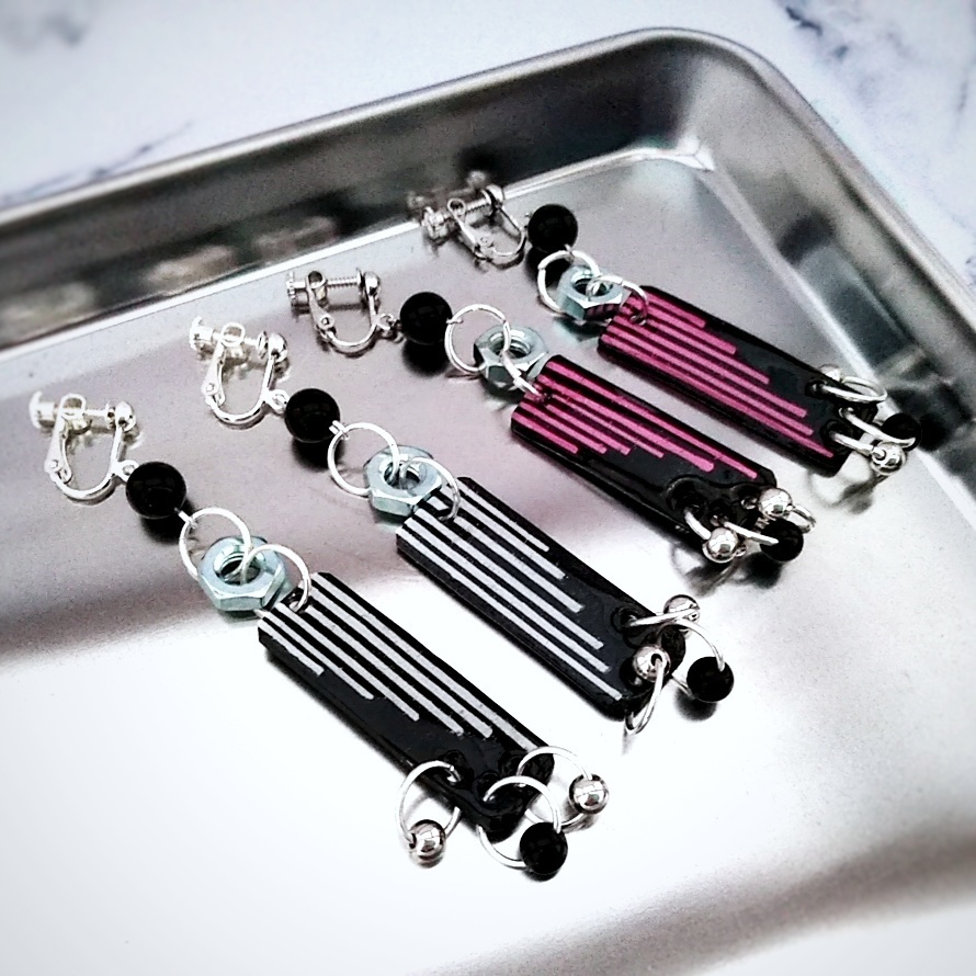 ストライプな個性派イヤリング サブカル 地雷系 プラバン レジン メンヘラ ピンク 378