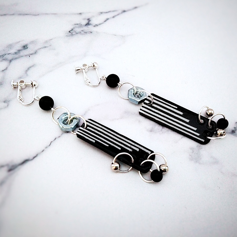 ストライプな個性派イヤリング サブカル 地雷系 プラバン レジン メンヘラ ホワイト 379